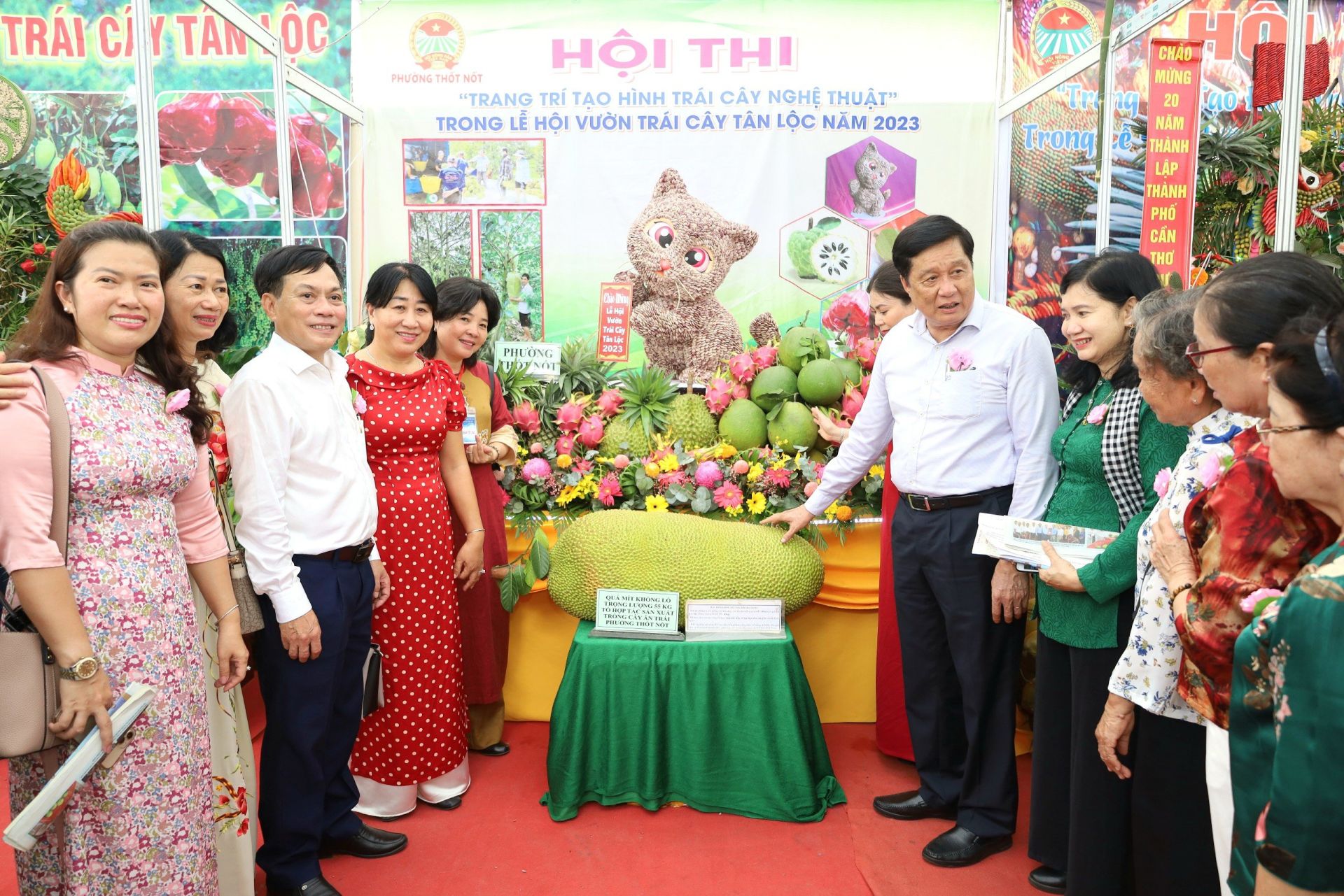 L&amp;atilde;nh đạo TP. Cần Thơ tham quan c&amp;aacute;c gian h&amp;agrave;ng trưng b&amp;agrave;y sản phẩm tại Lễ hội Vườn tr&amp;aacute;i c&amp;acirc;y T&amp;acirc;n Lộc (Quận Thốt Nốt) năm 2023.