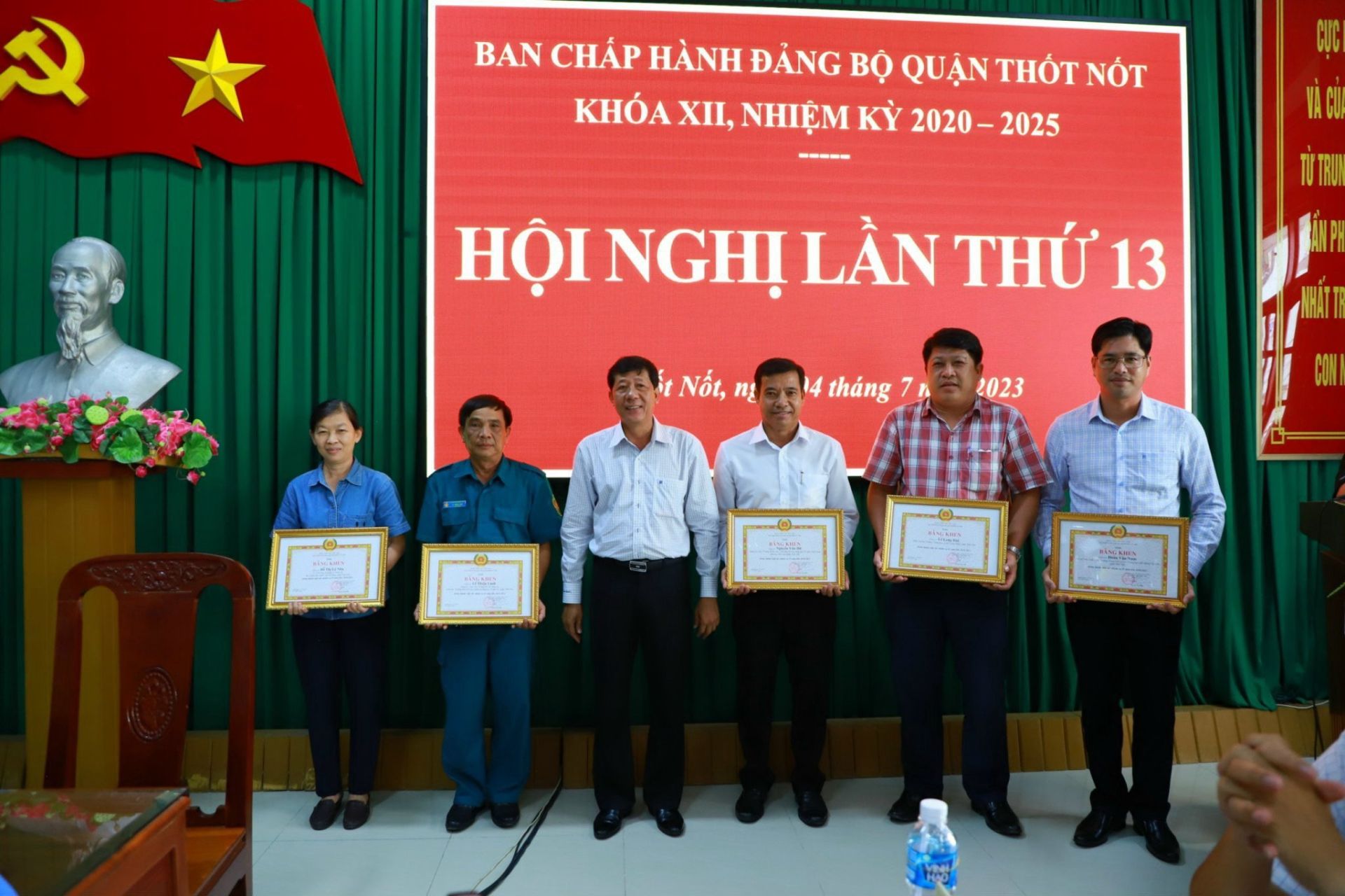 &amp;Ocirc;ng V&amp;otilde; Văn T&amp;acirc;n &amp;ndash; Q. Chủ tịch UBND Quận Thốt Nốt, khen thưởng cho c&amp;aacute;c Đơn vị c&amp;oacute; th&amp;agrave;nh t&amp;iacute;ch xuất sắc trong c&amp;ocirc;ng t&amp;aacute;c.