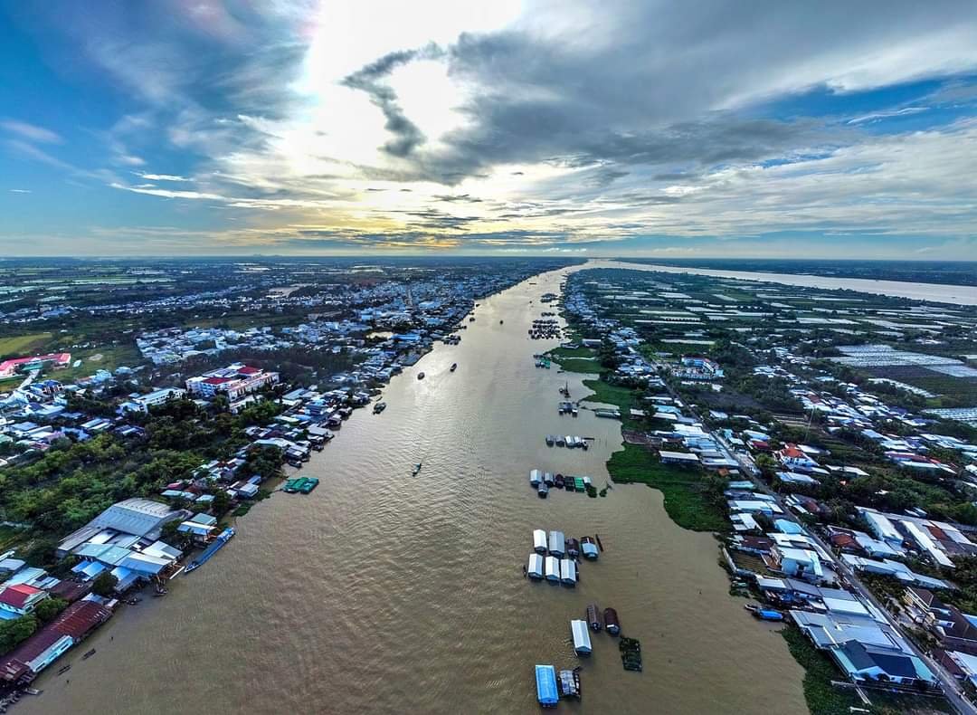 S&amp;ocirc;ng Hậu (s&amp;ocirc;ng Mekong) đoạn di qua quận Thốt Nốt &amp;ndash; Nơi c&amp;oacute; nhiều hoạt động giao thương sầm uất. Ảnh: Wikipedia.org.