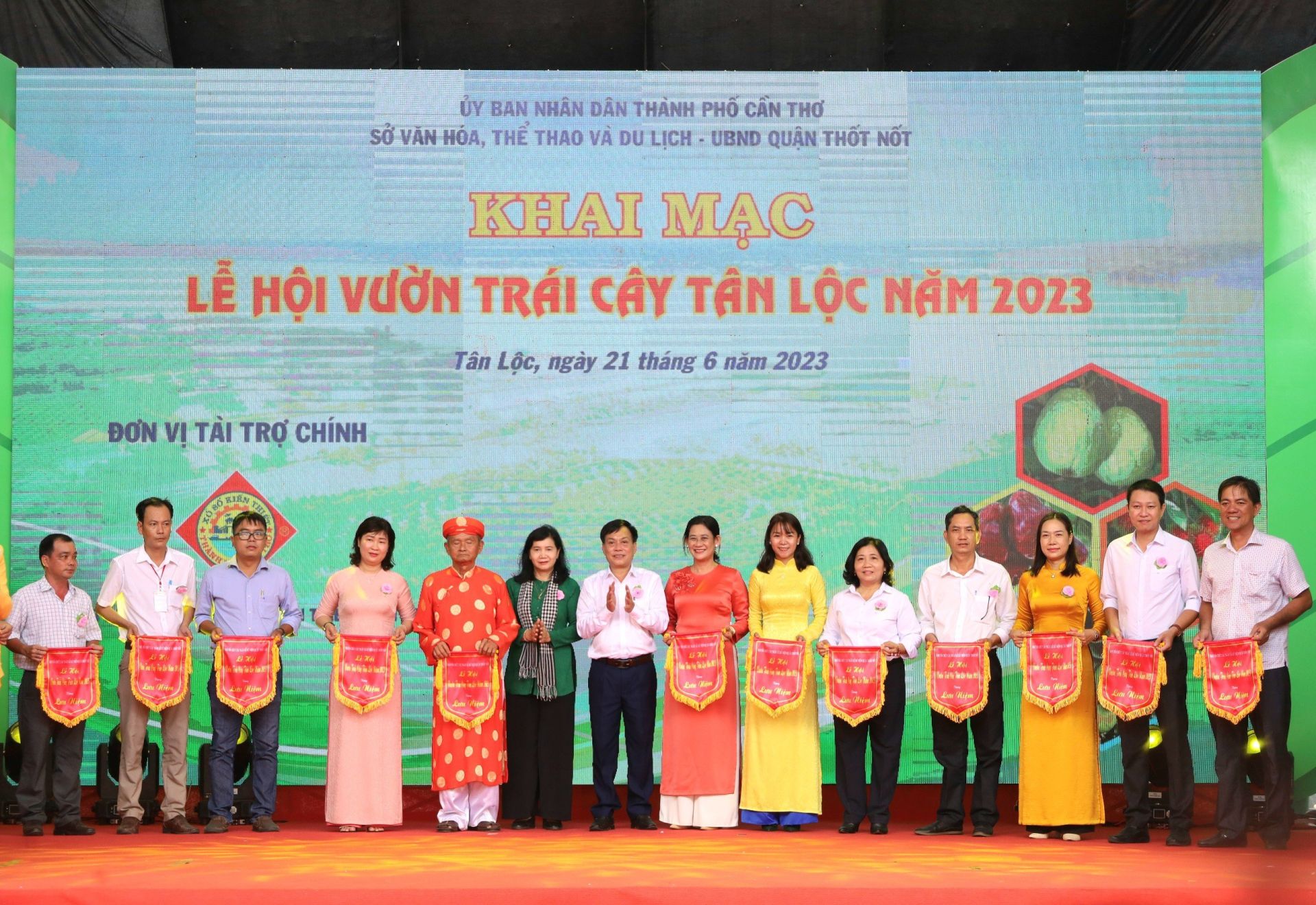 &amp;Ocirc;ng Nguyễn Ngọc H&amp;egrave; &amp;ndash; Ph&amp;oacute; Chủ tịch UBND TP. Cần Thơ, trao cờ lưu niệm cho c&amp;aacute;c Đơn vị, DN tại Lễ hội Vườn tr&amp;aacute;i c&amp;acirc;y T&amp;acirc;n Lộc (Quận Thốt Nốt) năm 2023.