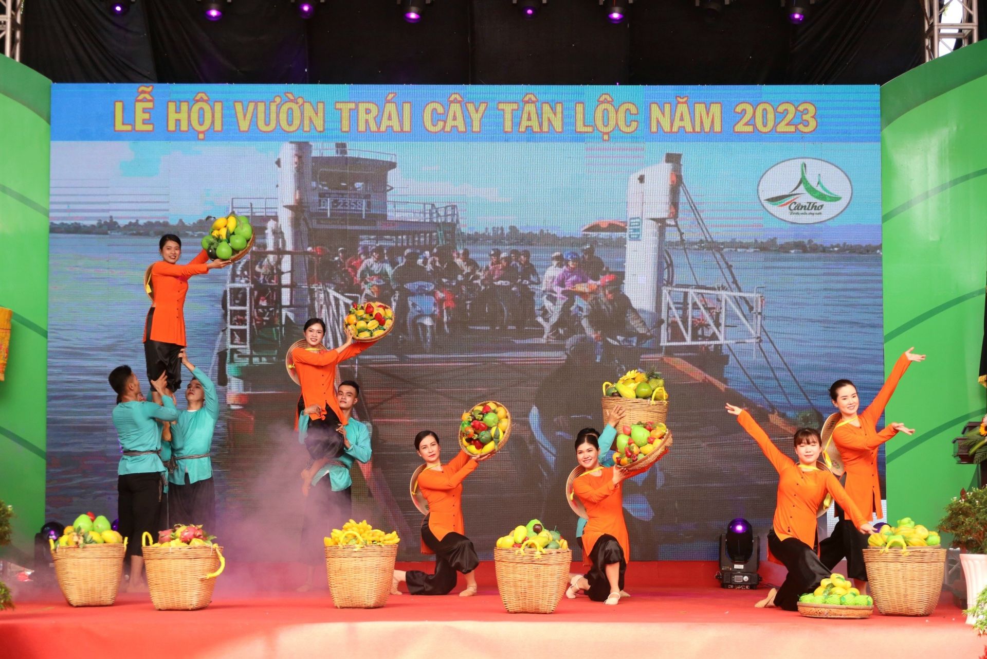 Tiếc mục văn nghệ tại Lễ hội Vườn tr&amp;aacute;i c&amp;acirc;y T&amp;acirc;n Lộc năm 2023 (Quận Thốt Nốt, TP. Cần Thơ)