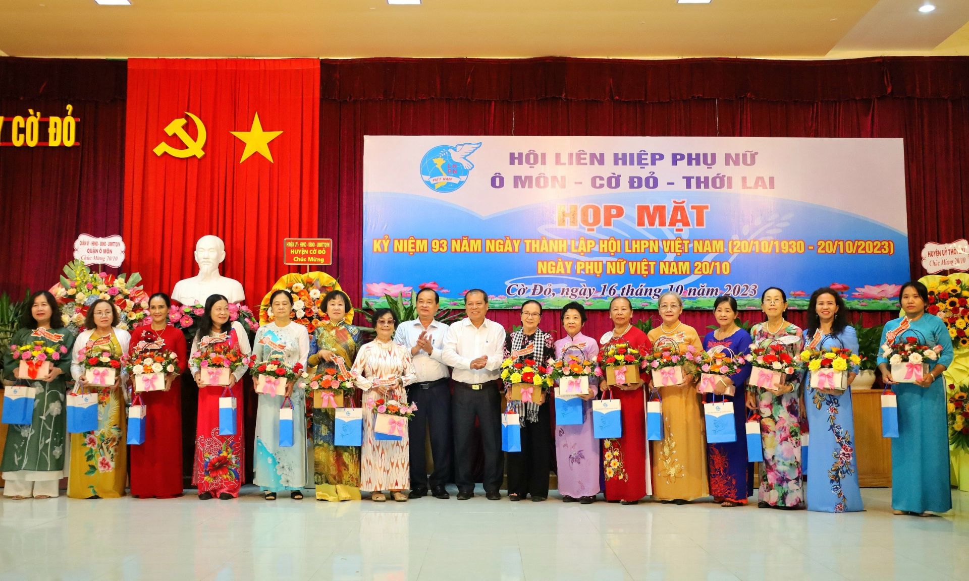 L&amp;atilde;nh đạo huyện Cờ Đỏ ch&amp;uacute;c mừng kỷ niệm 93 năm Ng&amp;agrave;y th&amp;agrave;nh lập Hội LHPN Việt Nam (20/10/2023), tổ chức tại Huyện ủy Cờ Đỏ.