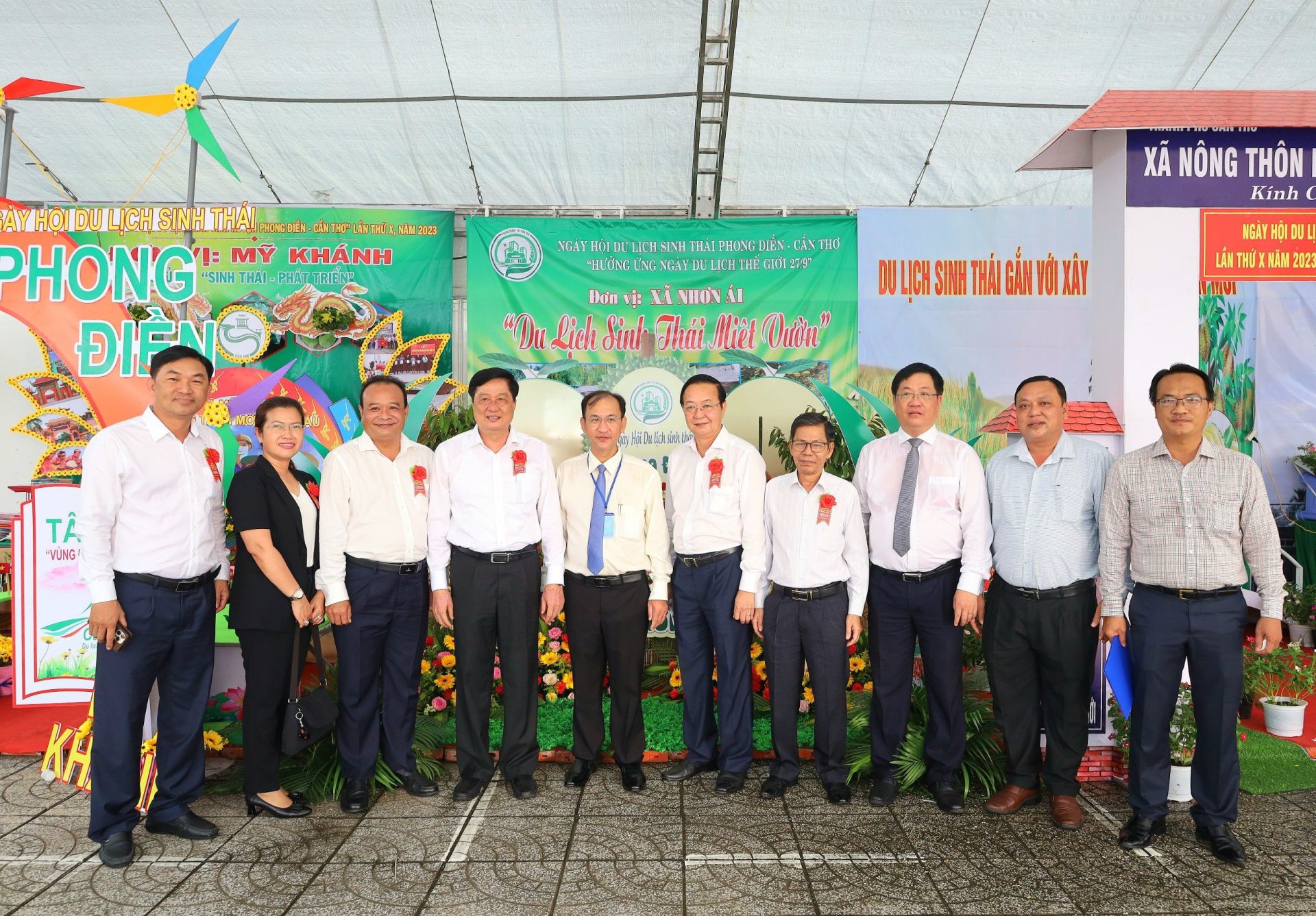 L&amp;atilde;nh đạo Th&amp;agrave;nh ủy Cần Thơ v&amp;agrave; huyện Phong Điền, tham quan c&amp;aacute;c gian h&amp;agrave;ng trưng b&amp;agrave;i sản phẩm của c&amp;aacute;c Doanh nghiệp tại sự kiện &amp;ldquo;Ng&amp;agrave;y hội du ịch sinh th&amp;aacute;i Phong Điền &amp;ndash;Cần Thơ năm 2023&amp;rdquo;, hưởng ứng &amp;ldquo;Ng&amp;agrave;y du ịch thế giới 27/9/2023&amp;rdquo;.