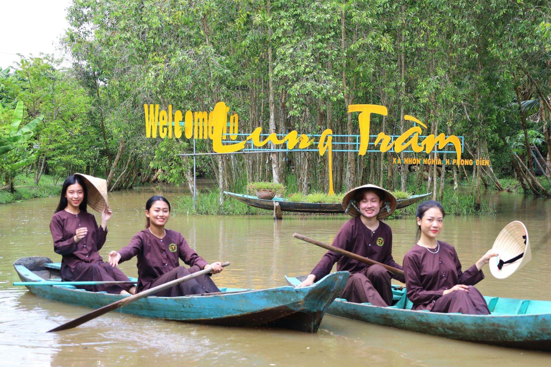 Khu du lịch sinh th&amp;aacute;i Lung Tr&amp;agrave;m tọa lạc tại x&amp;atilde; Nhơn &amp;Aacute;i, huyện Phong Điền l&amp;agrave; một trong những địa điểm sinh th&amp;aacute;i của Du kh&amp;aacute;ch trong nước khi đến với Cần Thơ.