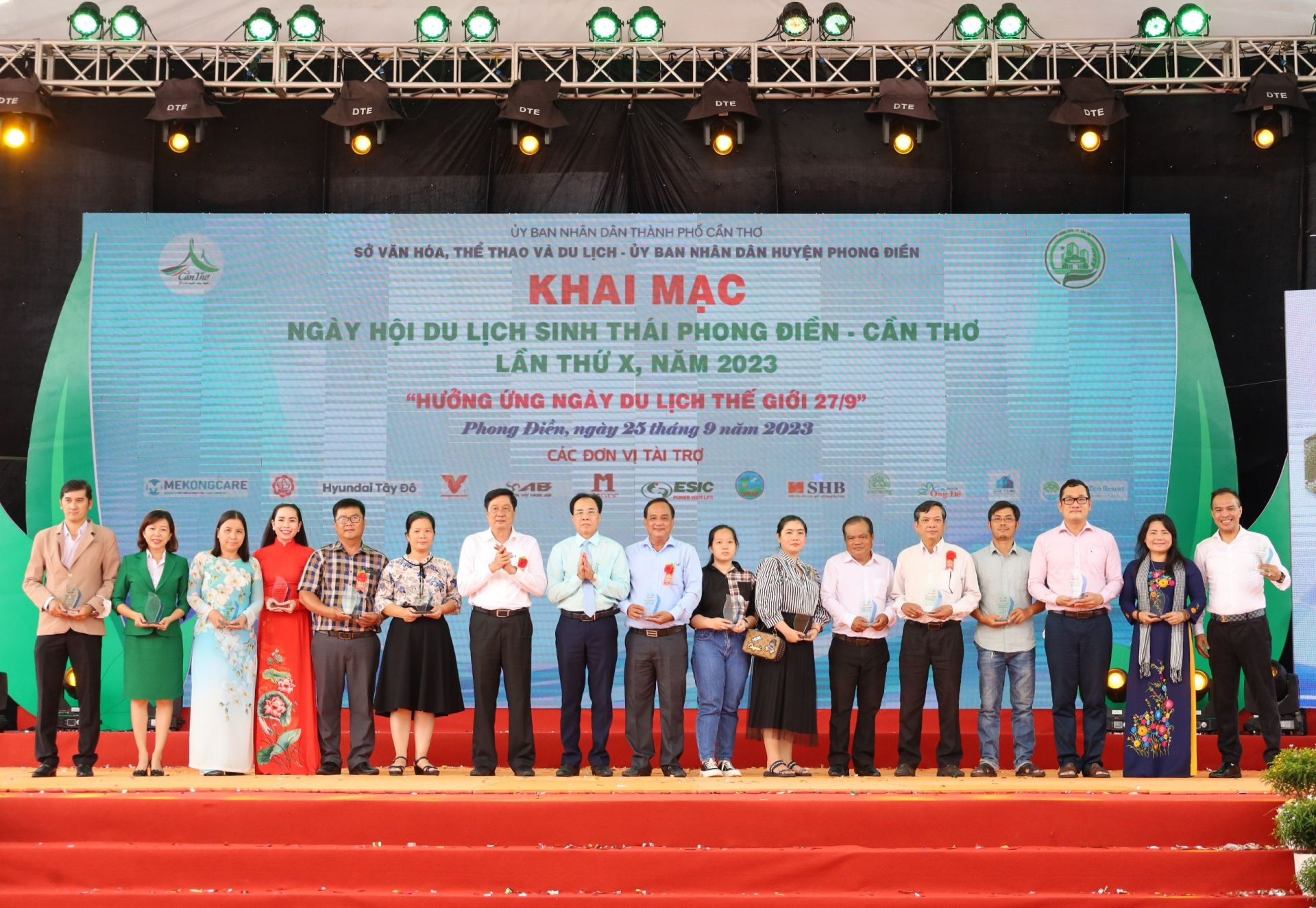 L&amp;atilde;nh đạo TP. Cần Thơ trao biểu trưng ghi nhận sự đ&amp;oacute;ng g&amp;oacute;p của c&amp;aacute;c DN du lịch tr&amp;ecirc; tại &amp;ldquo;Ng&amp;agrave;y hội du lịch sinh th&amp;aacute;i Phong Điền &amp;ndash; Cần Thơ, năm 2023&amp;rdquo;.