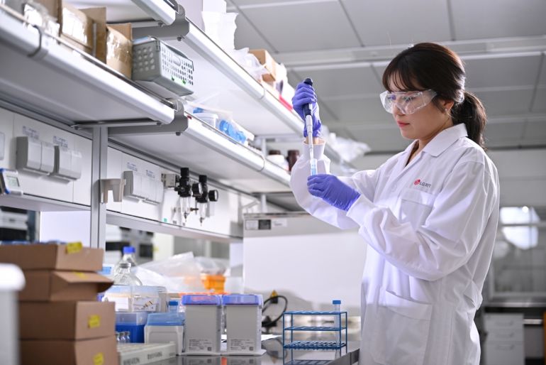 một nh&amp;agrave; nghi&amp;ecirc;n cứu tại trung t&amp;acirc;m nghi&amp;ecirc;n cứu v&amp;agrave; ph&amp;aacute;t triển của c&amp;ocirc;ng ty ở H&amp;agrave;n Quốc.(Ảnh KH&amp;Ocirc;NG B&amp;Aacute;N) (Yonhap)