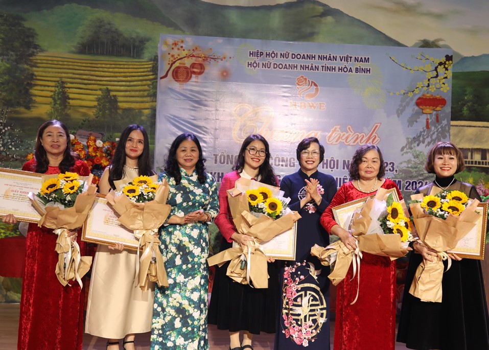 L&amp;atilde;nh đạo Hội LHPN tỉnh v&amp;agrave; Hội Nữ Doanh nh&amp;acirc;n tỉnh H&amp;ograve;a B&amp;igrave;nh trao giấy khen của Hiệp Hội Nữ doanh nh&amp;acirc;n Việt Nam cho 5 c&amp;aacute; nh&amp;acirc;n c&amp;oacute; th&amp;agrave;nh t&amp;iacute;ch xuất sắc trong hoạt động hội năm 2023.