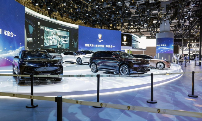 Gian trưng b&amp;agrave;y của Evergrande NEV tại China Auto Show 2021. Ảnh: Bloomberg