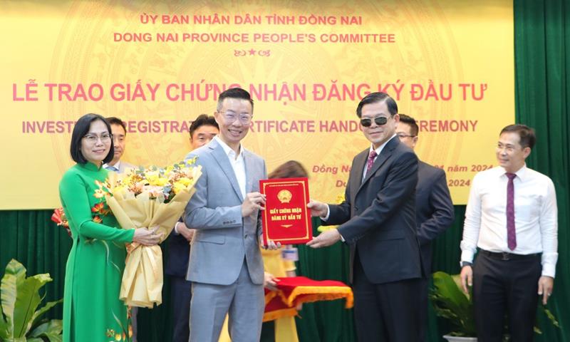 B&amp;iacute; thư tỉnh ủy Nguyễn Hồng Lĩnh trao giấy CNĐT cho c&amp;aacute;c DA tr&amp;ecirc;n địa b&amp;agrave;n.