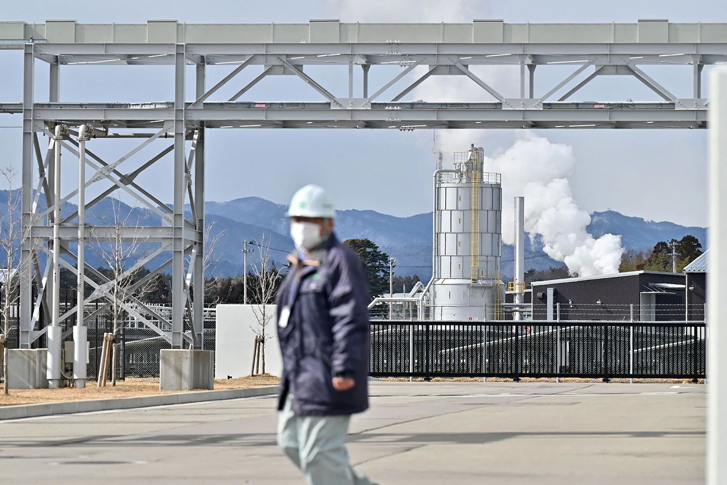 Cơ sở thử nghiệm sản xuất hydro từ năng lượng t&amp;aacute;i tạo tại Fukushima, Nhật Bản. Ảnh: AFP