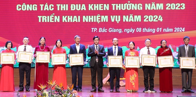 Đồng ch&amp;iacute; Trần Thanh Hải - Ph&amp;oacute; B&amp;iacute; thư Thường trực Th&amp;agrave;nh ủy trao Giấy khen cho c&amp;aacute;c đảng vi&amp;ecirc;n ti&amp;ecirc;u biểu.