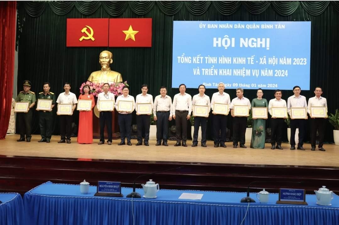 Đồng ch&amp;iacute; Huỳnh Khắc Điệp &amp;ndash; Th&amp;agrave;nh ủy vi&amp;ecirc;n, B&amp;iacute; thư Quận ủy trao bằng khen cho tập thể c&amp;aacute; nh&amp;acirc;n c&amp;oacute; th&amp;agrave;nh t&amp;iacute;ch xuất sắc