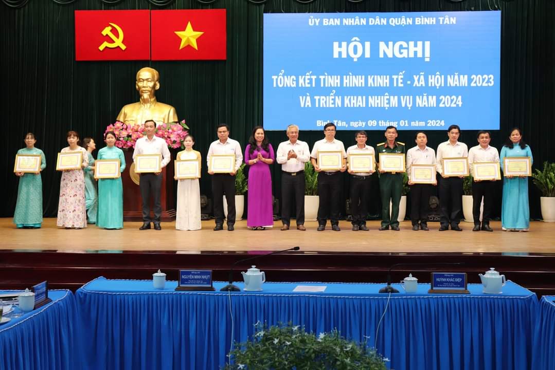 L&amp;atilde;nh đạo Ban tuy&amp;ecirc;n gi&amp;aacute;o trao bằng khen cho c&amp;aacute;n bộ, tập thể c&amp;oacute; nhiều th&amp;agrave;nh t&amp;iacute;ch xuất sắc g&amp;oacute;p phần v&amp;agrave;o ph&amp;aacute;t triển kinh tế- x&amp;atilde; hội của Quận