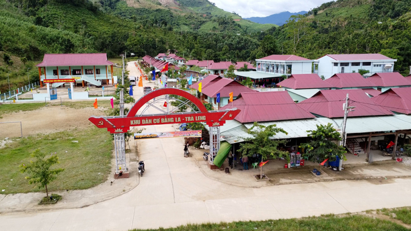 Khu d&amp;acirc;n cư Bằng La, x&amp;atilde; Tr&amp;agrave; Leng hiện l&amp;ecirc;n vững ch&amp;atilde;i giữa khu đất bằng phẳng được ấp &amp;ocirc;m bởi những đồi quế xanh m&amp;aacute;t của người Bh'noong