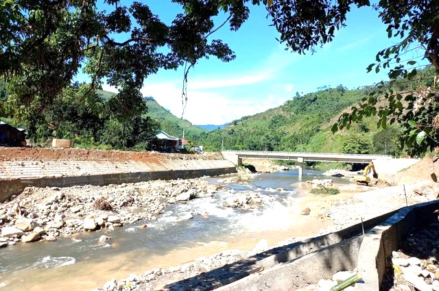 tuyến k&amp;egrave; chống sạt lở bờ s&amp;ocirc;ng, c&amp;oacute; tổng vốn đầu tư gần 60 tỷ đồng, từ nguồn ng&amp;acirc;n s&amp;aacute;ch Trung ương hỗ trợ nhằm bảo vệ an to&amp;agrave;n khu d&amp;acirc;n cư Bằng La, x&amp;atilde; Tr&amp;agrave; Leng đ&amp;atilde; cơ bản ho&amp;agrave;n th&amp;agrave;nh