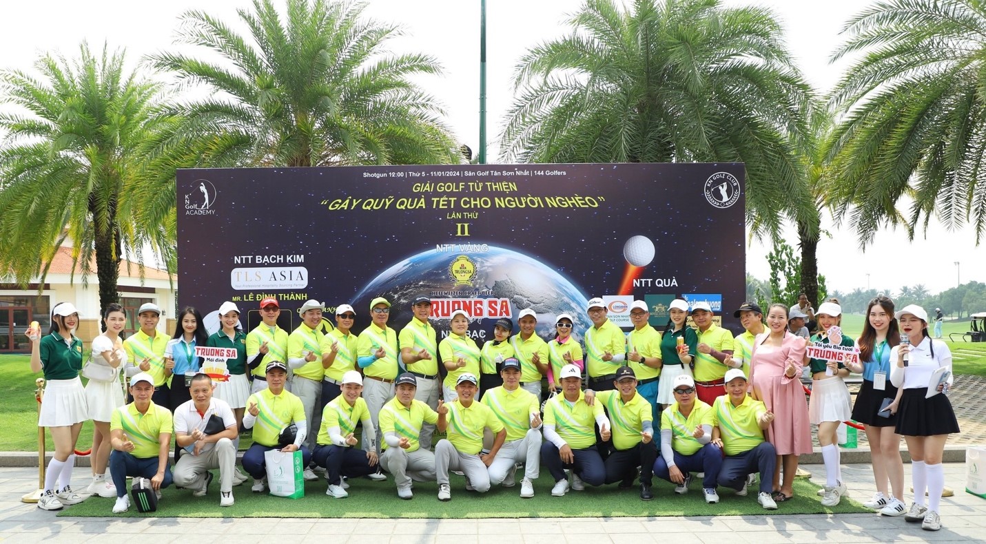 Chủ tịch KN Golf Club DV.DN Hiếu Nguyễn khai mạc giải c&amp;ugrave;ng với c&amp;aacute;c golfers