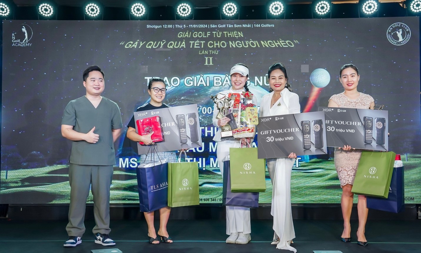 Mr Vũ Mạnh, Chủ Tịch KN Golf Lady Club Ms Nguyễn Thị Thanh (v&amp;aacute;y trắng) v&amp;agrave; 03 nữ golfers đạt giải