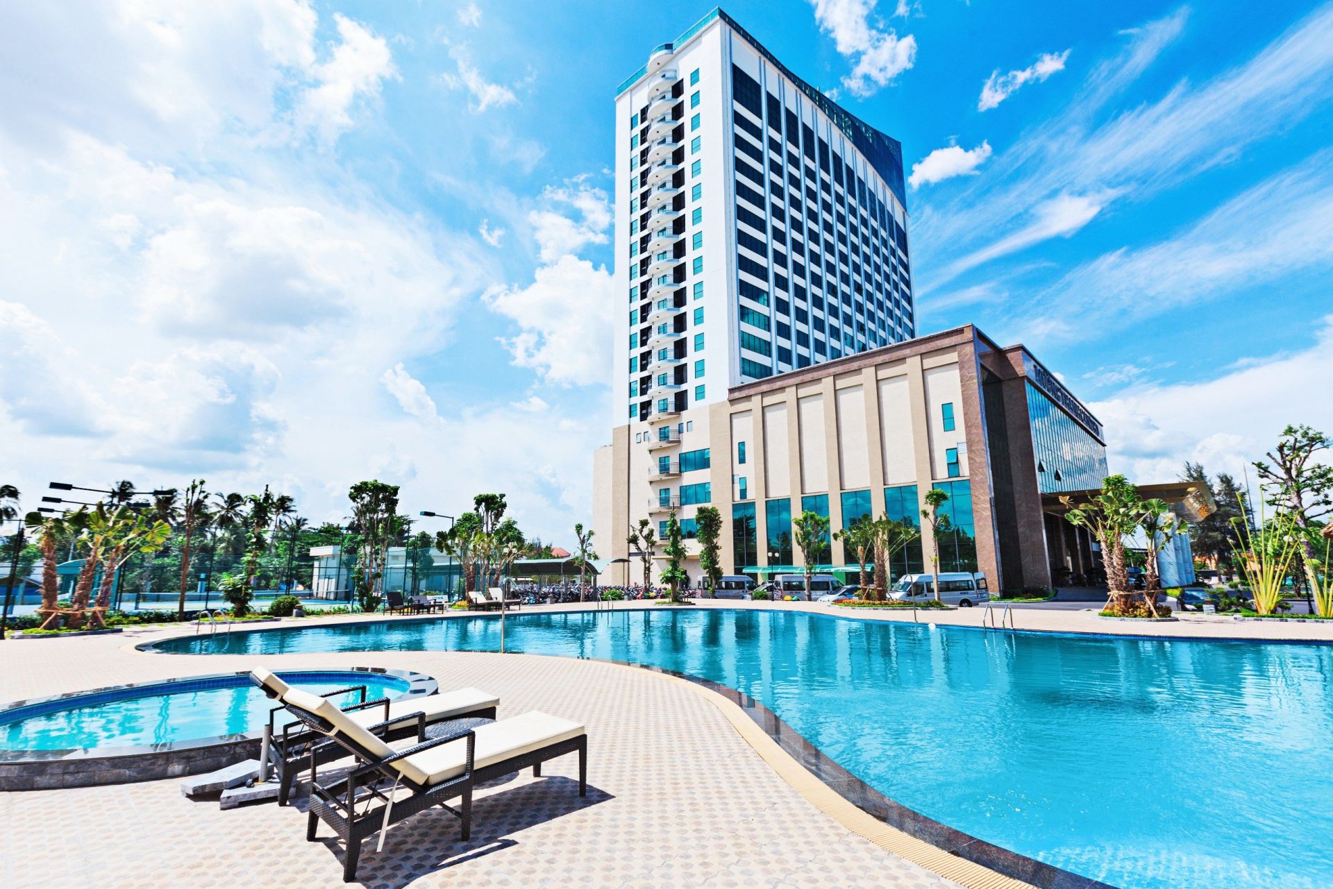 To&amp;agrave;n cảnh Kh&amp;aacute;ch sạn Mường Thanh v&amp;agrave; hồ bơi ti&amp;ecirc;u chuẩn 5* ngo&amp;agrave;i trời.