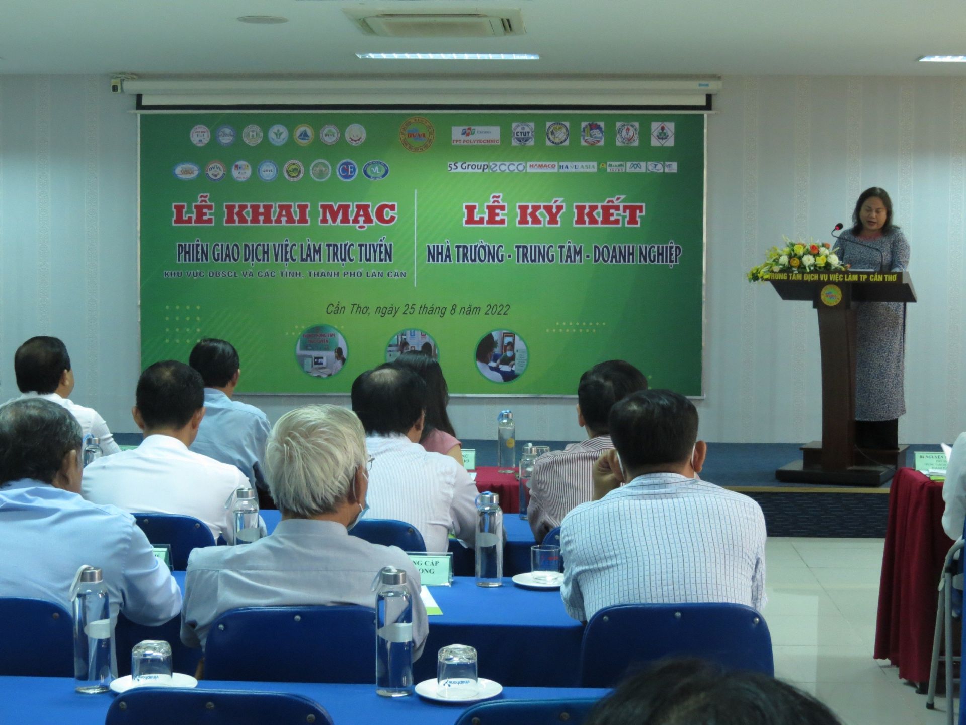 Lễ k&amp;yacute; kết 3 b&amp;ecirc;n: Nh&amp;agrave; trường &amp;ndash; Trung t&amp;acirc;m DVVL &amp;ndash; Doanh nghiệp.