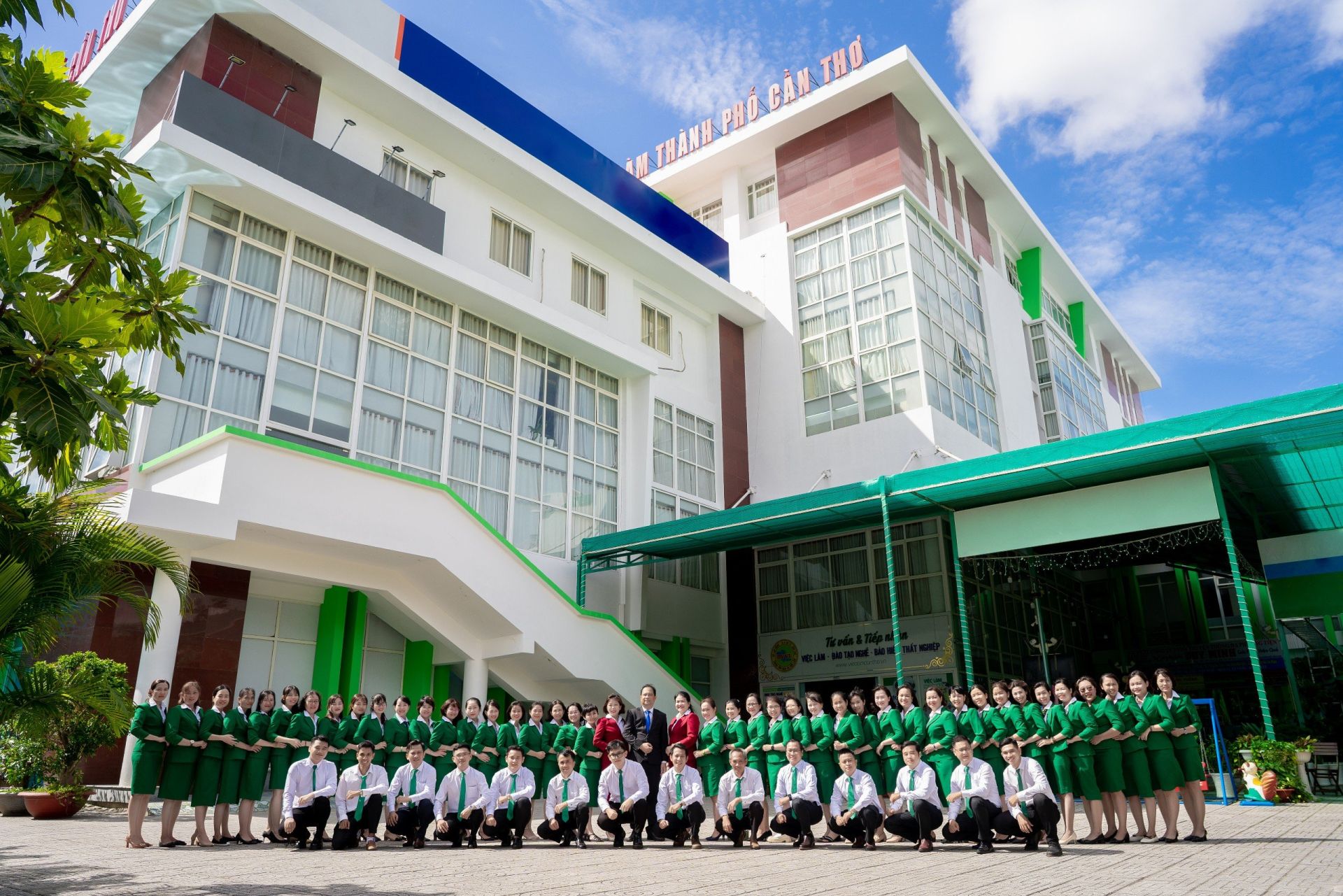 Tập thể vi&amp;ecirc;n chức, người lao động TTDVVL.