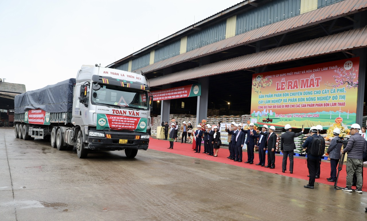 C&amp;aacute;c đại biểu tham quan d&amp;acirc;y chuyền sản xuất c&amp;aacute;c sản phẩm ph&amp;acirc;n mới c&amp;ocirc;ng bố lần n&amp;agrave;y