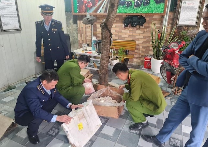 Lực lượng QLTT tỉnh Nghệ An phối hợp với c&amp;ocirc;ng an tiến h&amp;agrave;nh kiểm tra C&amp;ocirc;ng ty TNHH xuất nhập khẩu thực phẩm sạch Ngọc Khang v&amp;agrave; ph&amp;aacute;t hiện c&amp;ocirc;ng ty n&amp;agrave;y đang kinh doanh 523 kg sản phẩm thịt lợn đ&amp;ocirc;ng lạnh kh&amp;ocirc;ng r&amp;otilde; nguồn gốc xuất xứ