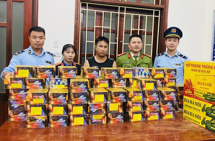 Cục QLTT tỉnh Nghệ An phối hợp với Đội Cảnh s&amp;aacute;t điều tra tội phạm H&amp;igrave;nh sự - Ma t&amp;uacute;y - M&amp;ocirc;i trường, C&amp;ocirc;ng an huyện Y&amp;ecirc;n Th&amp;agrave;nh tổ chức kh&amp;aacute;m tang vật l&amp;agrave; 05 th&amp;ugrave;ng xốp của &amp;ocirc;ng Ho&amp;agrave;ng Danh Thạch tr&amp;uacute; tại x&amp;atilde; Bắc Th&amp;agrave;nh (huyện Y&amp;ecirc;n Th&amp;agrave;nh) l&amp;agrave; chủ sở hữu. Qua kiểm tra trong 05 th&amp;ugrave;ng xốp chứa đựng 85 hộp ph&amp;aacute;o do nước ngo&amp;agrave;i sản xuất với tổng trọng lượng 127,1 kg.