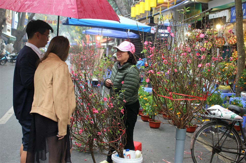 Kh&amp;ocirc;ng kh&amp;iacute; n&amp;aacute;o nhiệt tại chợ hoa Xu&amp;acirc;n