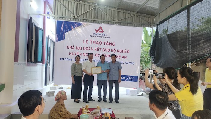 Lễ trao tặng nh&amp;agrave; đại đo&amp;agrave;n kết cho hộ ngh&amp;egrave;o huyện Nghi Lộc