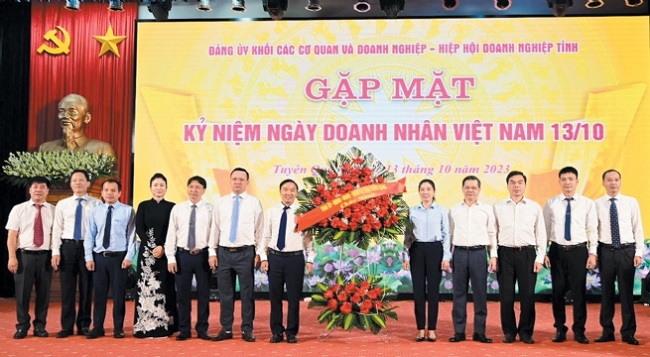 L&amp;atilde;nh đạo Hiệp hội DN tỉnh Tuy&amp;ecirc;n Quang ch&amp;uacute;c mừng ng&amp;agrave;y Doanh nh&amp;acirc;n Việt Nam