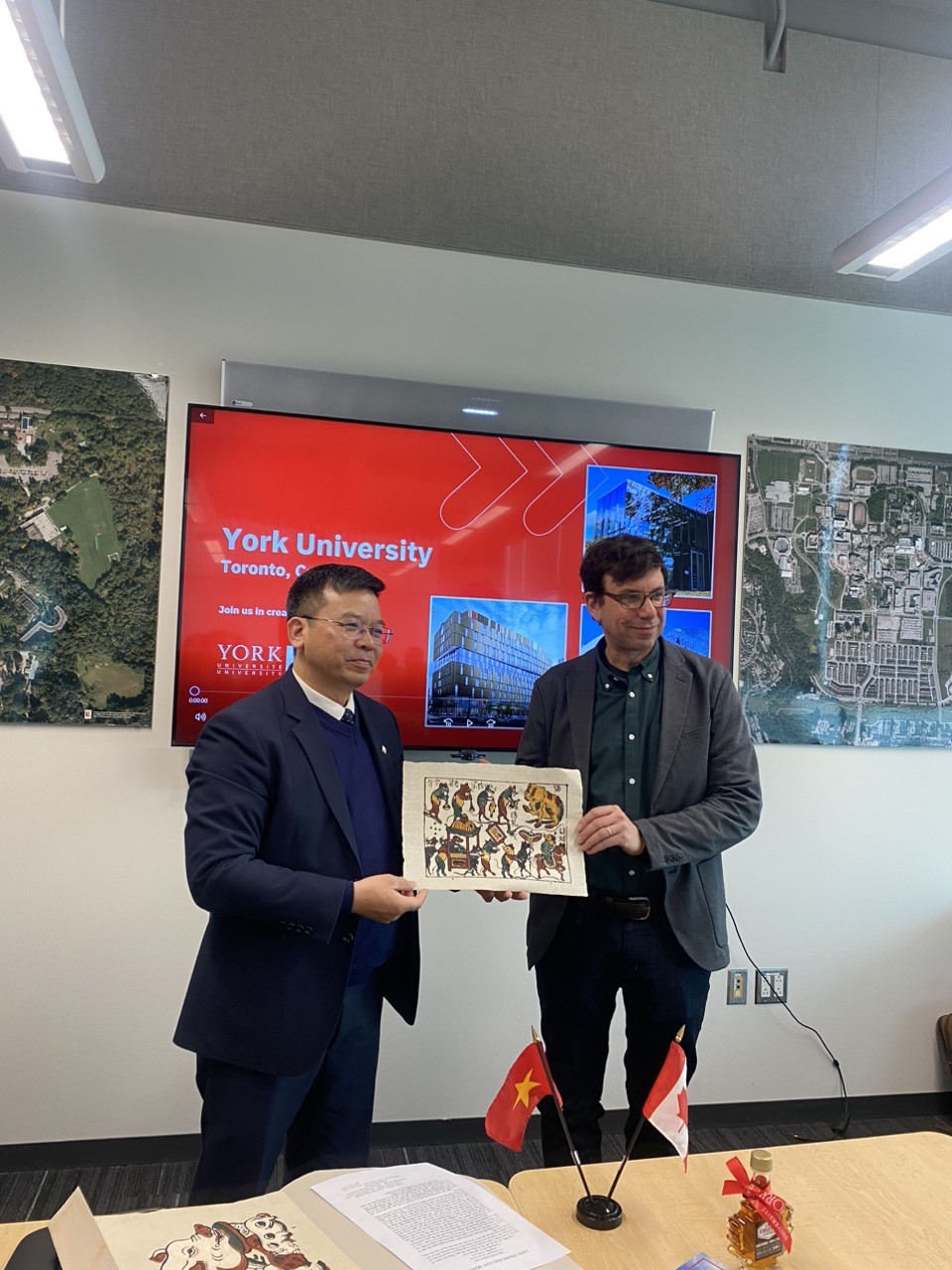 Tổng Thư k&amp;yacute; Hội hữu nghị Việt Nam - Canada Nguyễn Năng Khiếu (b&amp;igrave;a tr&amp;aacute;i) l&amp;agrave;m việc tại Đại học York, th&amp;agrave;nh phố Toronto.