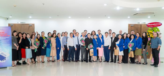 Hội đồng Ban bi&amp;ecirc;n tập Tạp ch&amp;iacute; khoa học Trường Đại học Hoa Sen với c&amp;aacute;c gi&amp;aacute;o sư, tiến sĩ uy t&amp;iacute;n