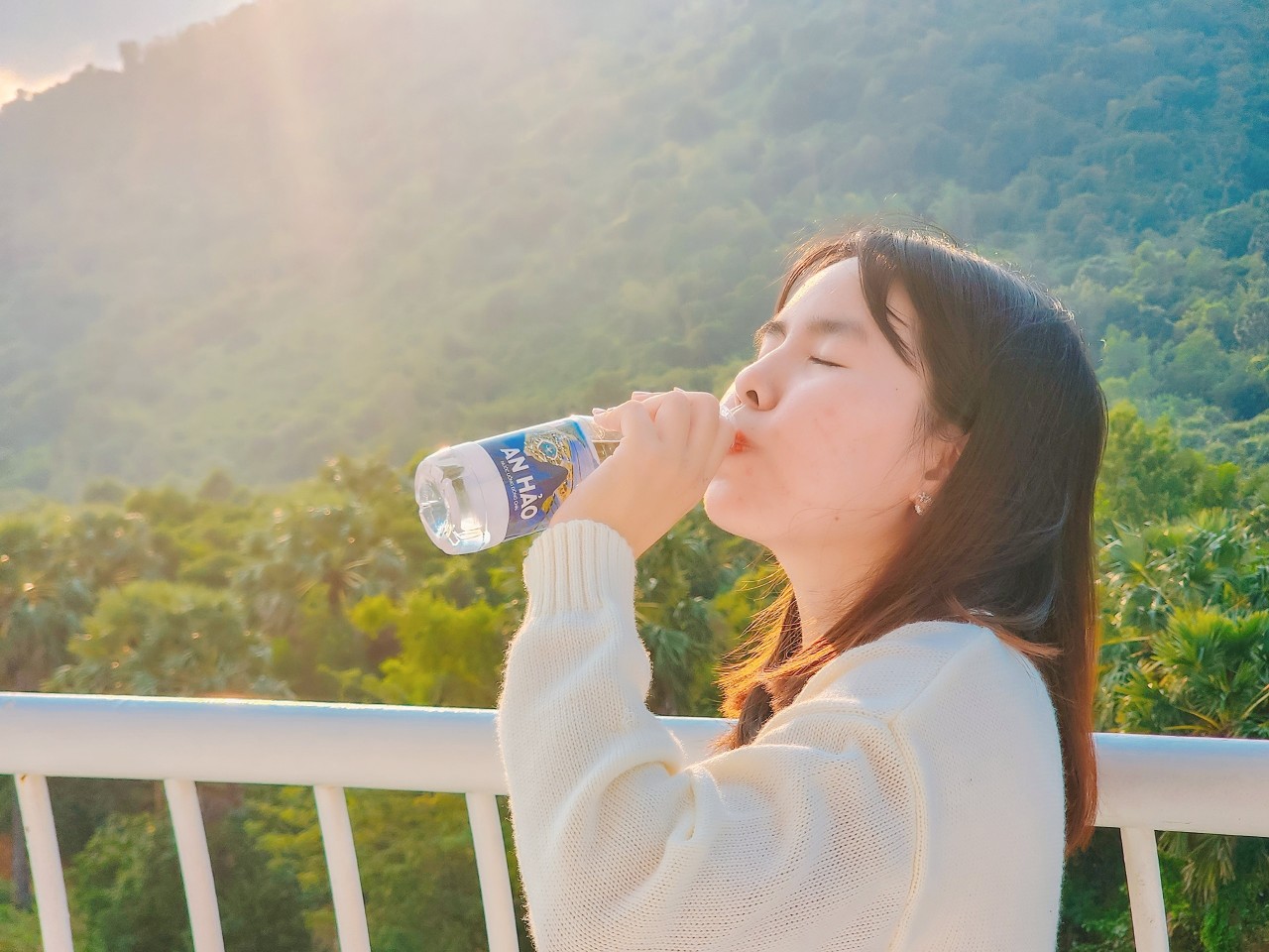 Uống đủ nước gi&amp;uacute;p bạn sở hữu l&amp;agrave;n da mịn đẹp v&amp;agrave; đ&amp;ocirc;i m&amp;ocirc;i căng mọng nước.