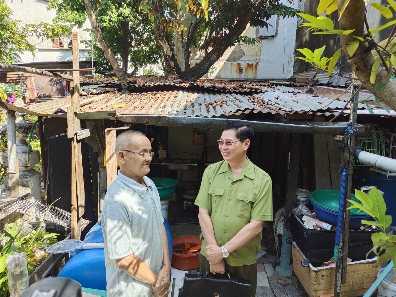 CCB Nguyễn C&amp;ocirc;ng Trung - Chủ tịch CLB Tr&amp;aacute;i tim Người l&amp;iacute;nh miền T&amp;acirc;y v&amp;agrave; CCB Trương Thanh Ho&amp;agrave;ng tại nơi ở trước khi sửa của CCB  Trương Thanh Ho&amp;agrave;ng