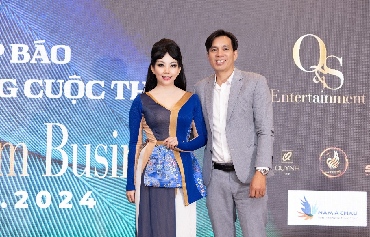 NTK Quỳnh Paris, trưởng ban gi&amp;aacute;m khảo c&amp;ugrave;ng nh&amp;agrave; b&amp;aacute;o Phạm Ngọc Toại tại sự kiện họp b&amp;aacute;o