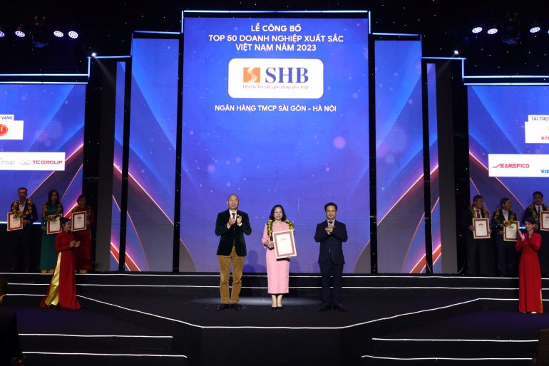 Đại diện ng&amp;acirc;n h&amp;agrave;ng SHB trong khoảnh khắc vinh danh Top 50 doanh nghiệp xuất sắc nhất Việt Nam 2023