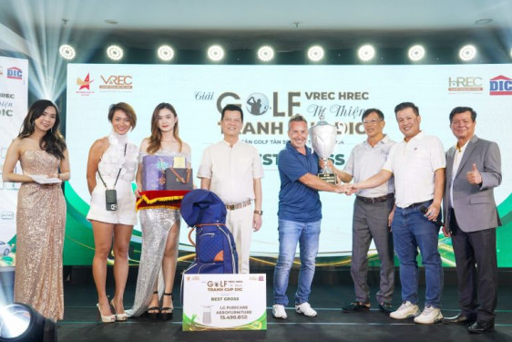 Sôi nổi giải Golf Vrec Hrec từ thiện tranh CUP DIC