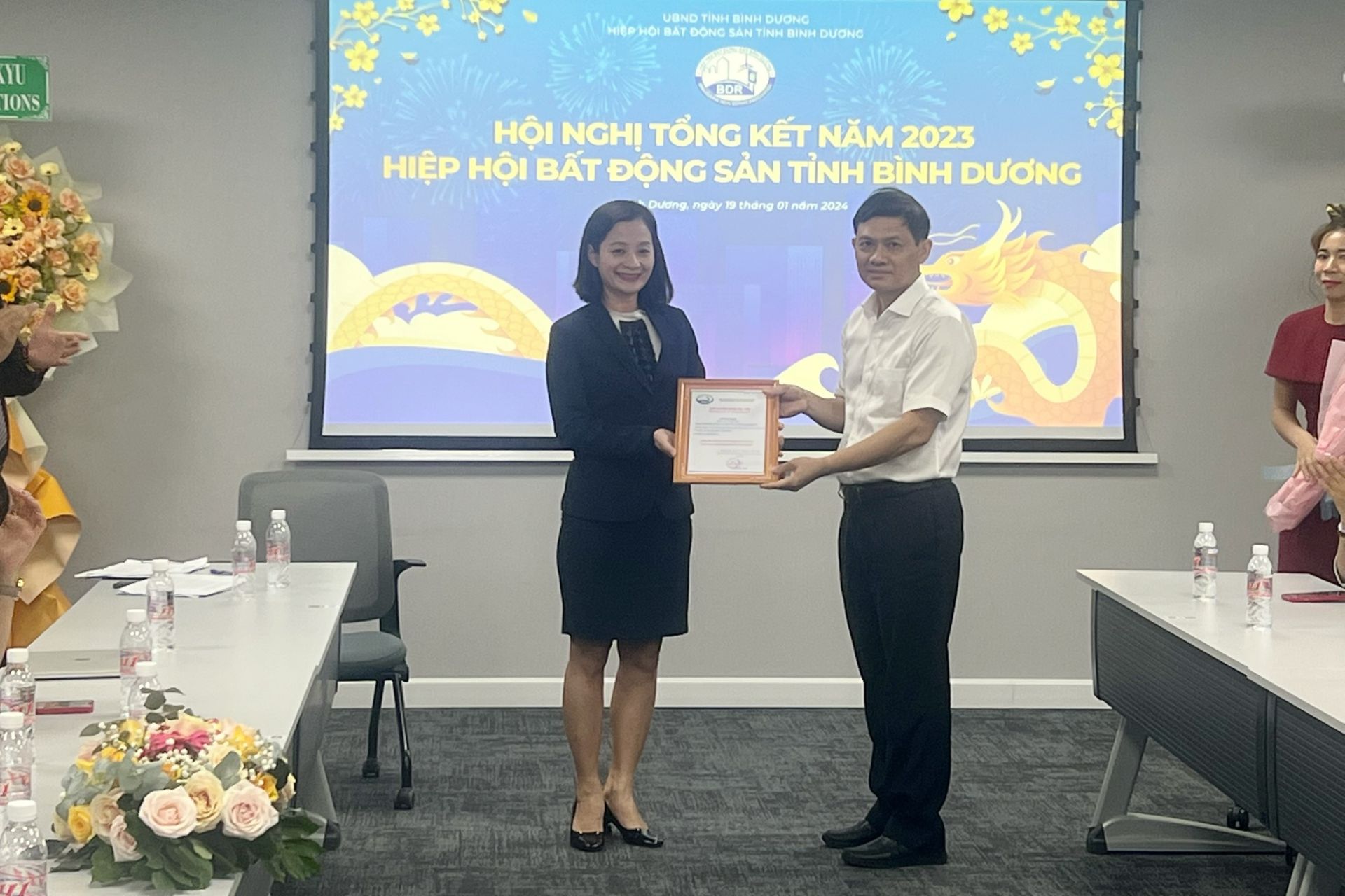 Chủ tịch Hiệp hội BĐS tỉnh B&amp;igrave;nh Dương trao chứng nhận cho hội vi&amp;ecirc;n mới.