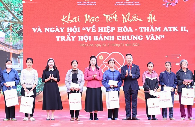 L&amp;atilde;nh đạo Trung ương Hội CTĐ Việt Nam v&amp;agrave; l&amp;atilde;nh đạo tỉnh Bắc Giang trao qu&amp;agrave; Tết cho c&amp;aacute;c hộ ngh&amp;egrave;o&amp;nbsp;tr&amp;ecirc;n địa b&amp;agrave;n huyện Hiệp H&amp;ograve;a.