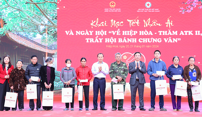 Ph&amp;oacute; Chủ tịch Thường trực UBND tỉnh Mai Sơn v&amp;agrave; c&amp;aacute;c đại biểu trao qu&amp;agrave; Tết cho c&amp;aacute;c hộ ngh&amp;egrave;o tr&amp;ecirc;n địa b&amp;agrave;n huyện Hiệp H&amp;ograve;a.