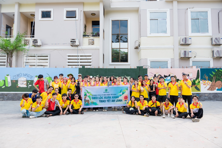 C&amp;aacute;c chiến sĩ t&amp;igrave;nh nguyện c&amp;ugrave;ng vẽ n&amp;ecirc;n những &amp;ldquo;lộc xu&amp;acirc;n xanh&amp;rdquo; tại Bến Tre