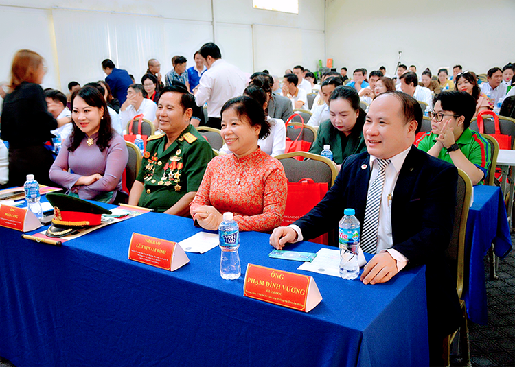 &amp;Ocirc;ng Phạm Đ&amp;igrave;nh Vương, Gi&amp;aacute;m đốc Trung t&amp;acirc;m UNESCO Văn ho&amp;aacute; Th&amp;ocirc;ng tin Truyền th&amp;ocirc;ng v&amp;agrave; hội đồng tư vấn; Nh&amp;agrave; b&amp;aacute;o L&amp;ecirc; Thị Nam B&amp;igrave;nh, nguy&amp;ecirc;n trưởng ban c&amp;ocirc;ng t&amp;aacute;c bạn đọc B&amp;aacute;o C&amp;ocirc;ng An TP. HCM, &amp;ocirc;ng Đo&amp;agrave;n Lang, Ban li&amp;ecirc;n lạc Trung đo&amp;agrave;n 174, PGS-Ts Phan Thị Hồng Xu&amp;acirc;n, Chủ Tịch Hội Hữu Nghị Việt Nam - Đ&amp;ocirc;ng Nam &amp;Aacute; TP. HCM tại chương tr&amp;igrave;nh.