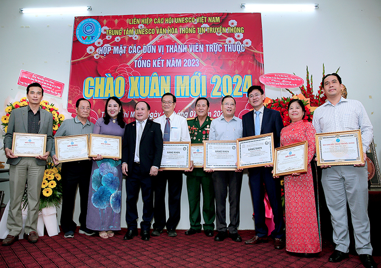 Hội đồng tư vấn Trung t&amp;acirc;m nhận Bằng Khen Của Li&amp;ecirc;n Hiệp C&amp;aacute;c Hội UNESCO Việt Nam tại chương tr&amp;igrave;nh dịp ch&amp;agrave;o mừng Kỷ niệm 30 Năm Th&amp;agrave;nh Lập Li&amp;ecirc;n Hiệp 30 Năm Th&amp;agrave;nh Lập Li&amp;ecirc;n Hiệp UNESCO Việt Nam