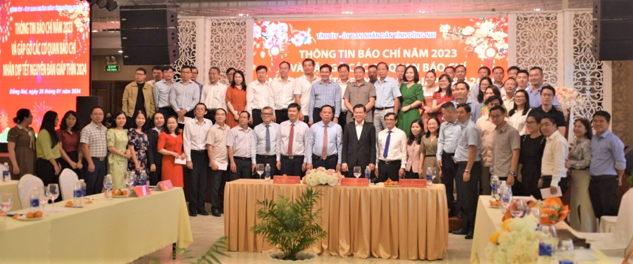 C&amp;aacute;c cơ quan b&amp;aacute;o ch&amp;iacute; đ&amp;oacute;ng qu&amp;acirc;n tr&amp;ecirc;n địa b&amp;agrave;n tỉnh Đồng Nai chụp ảnh lưu niệm c&amp;ugrave;ng B&amp;iacute; thư Tỉnh ủy.