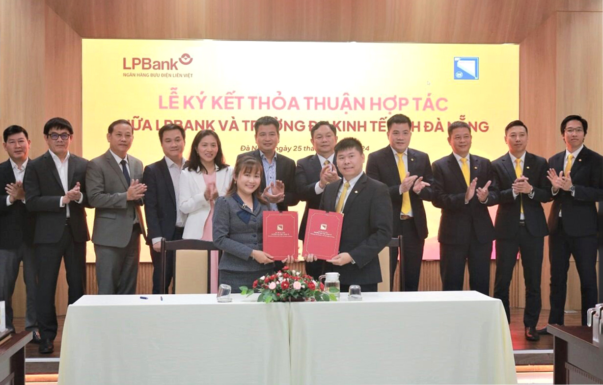 Đại diện LPBank v&amp;agrave; Đại học Kinh tế - Đại học Đ&amp;agrave; Nẵng k&amp;yacute; kết thỏa thuận hợp t&amp;aacute;c.