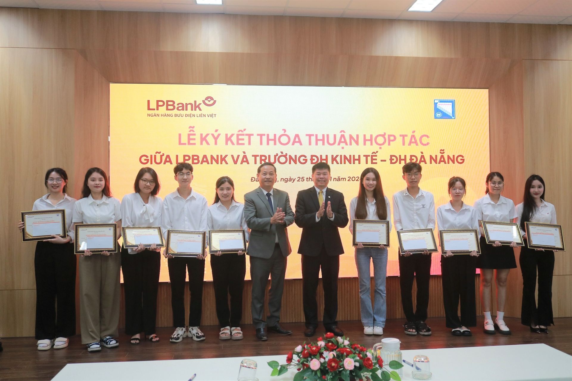 LPBank đ&amp;atilde; trao 10 suất học bổng với tổng gi&amp;aacute; trị 50 triệu đồng d&amp;agrave;nh cho c&amp;aacute;c em sinh vi&amp;ecirc;n c&amp;oacute; th&amp;agrave;nh t&amp;iacute;ch học tập xuất sắc, vượt kh&amp;oacute; vươn l&amp;ecirc;n.