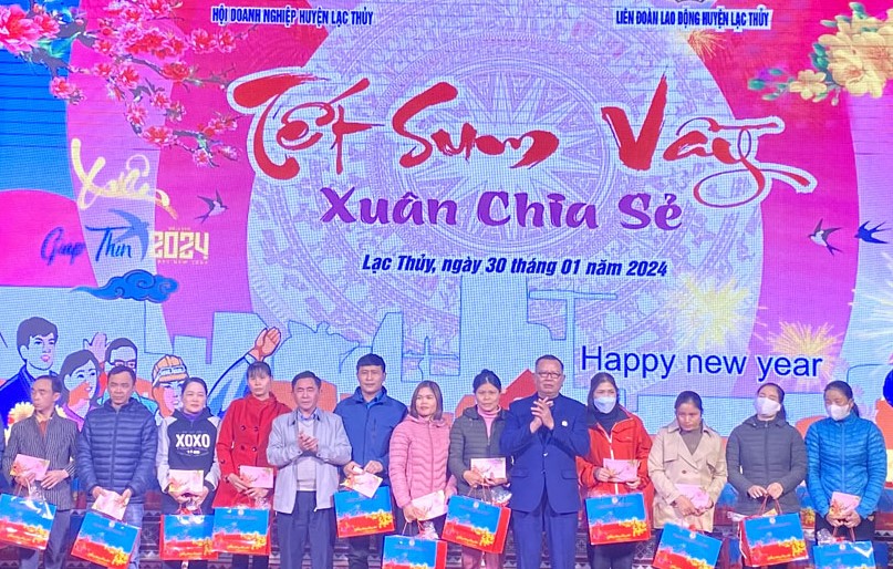 C&amp;aacute;c đại biểu trao qu&amp;agrave; cho c&amp;ocirc;ng nh&amp;acirc;n lao động ho&amp;agrave;n cảnh kh&amp;oacute; khăn tr&amp;ecirc;n địa b&amp;agrave;n huyện.