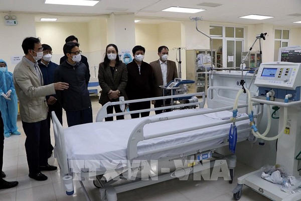 Ph&amp;oacute; Thủ tướng Vũ Đức Đam kiểm tra trang thiết bị v&amp;agrave; c&amp;ocirc;ng t&amp;aacute;c điều trị tại Bệnh viện d&amp;atilde; chiến đặt tại Bệnh viện Đại học Kỹ thuật y tế Hải Dương