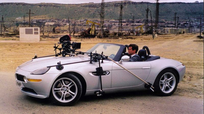 Chiếc xe BMW Z8 mui trần nổi tiếng m&amp;agrave; diễn vi&amp;ecirc;n James Bond đ&amp;atilde; l&amp;aacute;i trong bộ phim Pierce Brosnan