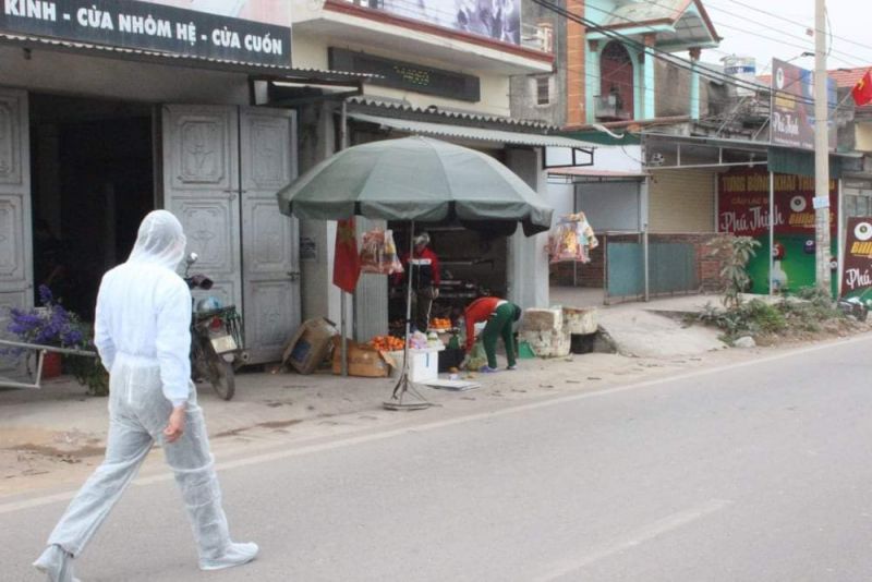 Kiểm tra tại t&amp;acirc;m dịch x&amp;atilde; B&amp;igrave;nh Dương vẫn c&amp;ograve;n một số hộ d&amp;acirc;n chủ quan b&amp;aacute;n h&amp;agrave;ng v&amp;agrave; kh&amp;ocirc;ng đeo khẩu trang đi lại ngo&amp;agrave;i đường.
